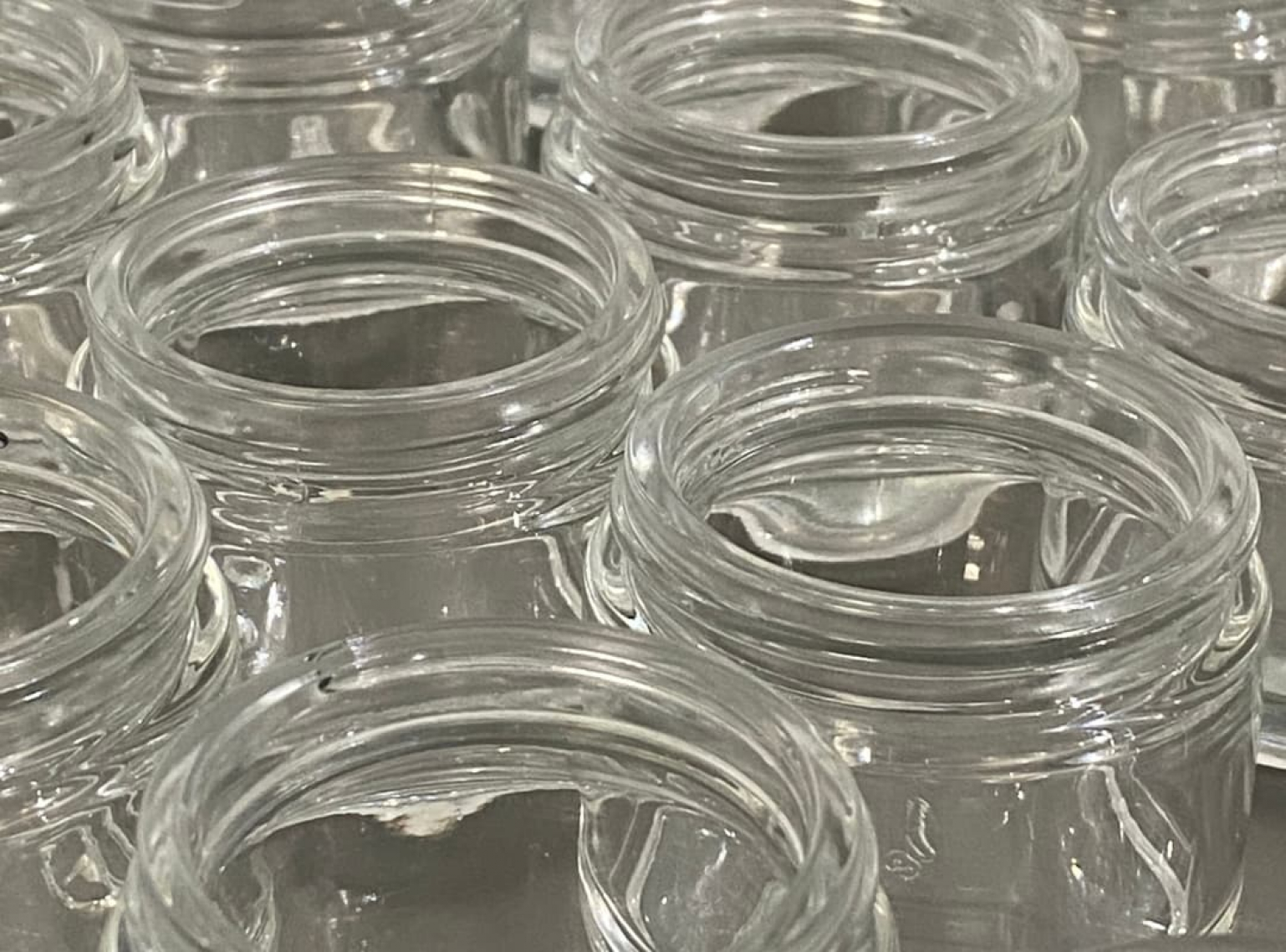 Contenants en verre : pourquoi sont-ils meilleurs pour vos cosmétiques ?