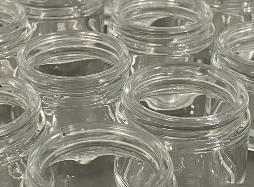 Contenants en verre : pourquoi sont-ils meilleurs pour vos cosmétiques ?